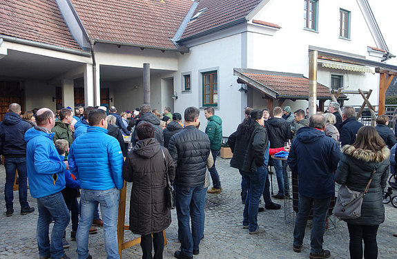 VP übergibt Spende aus Oadeana Benefizlauf